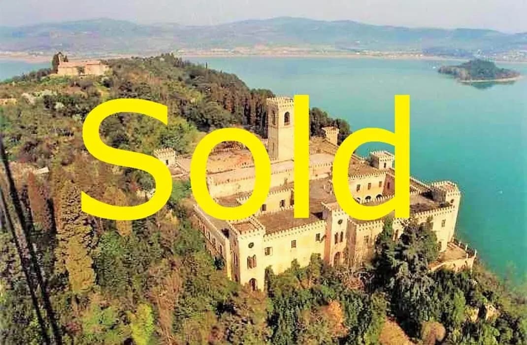 Castello Guglielmi à vendre avec terrain et portion d'île sur le Lac Trasimène