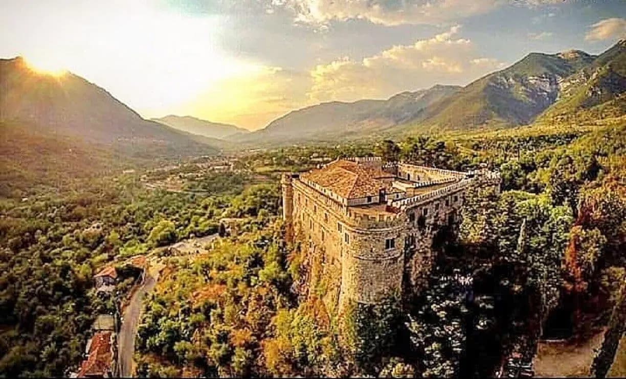 Prestigieux château historique à vendre en Abruzzo