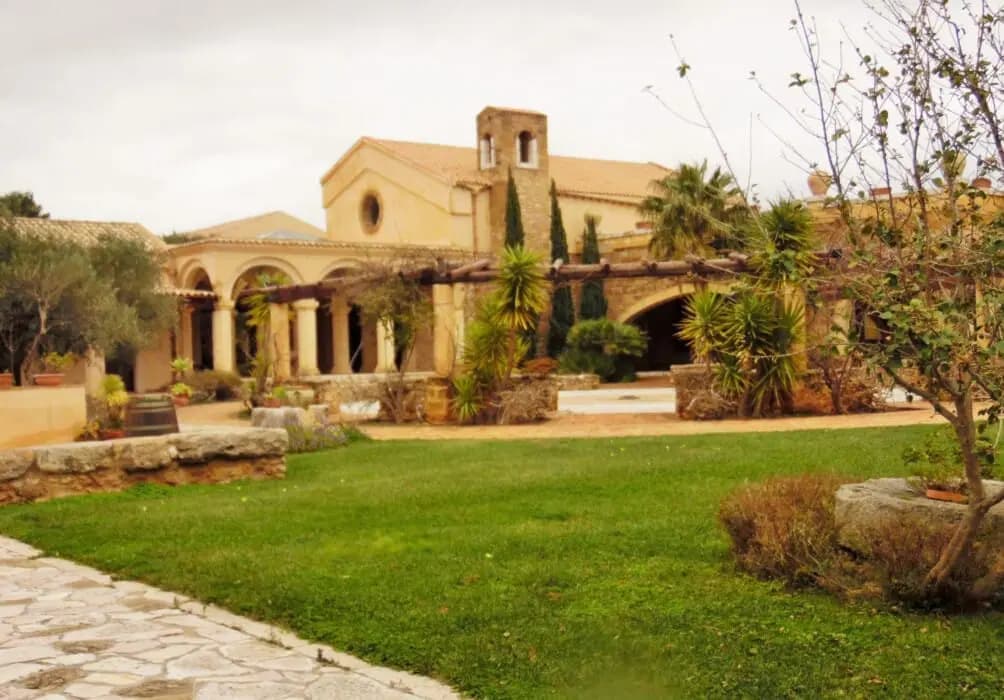 Propriété d'exception à vendre en Sicile avec piscine et terrains — Case in vendita Sicilia