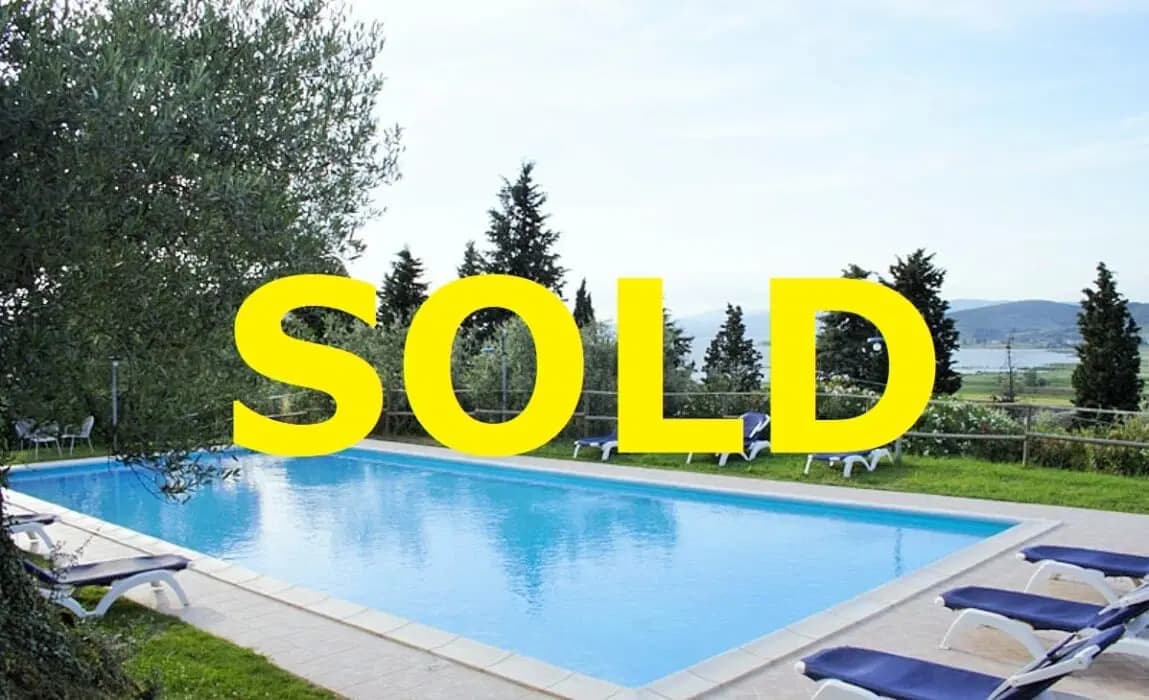 Agriturismo avec piscine à vendre au bord du lac Trasimeno