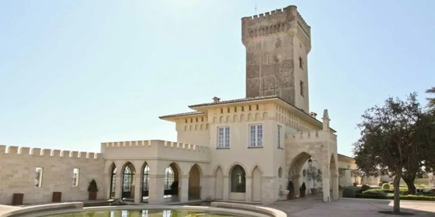 Château à vendre à Nice, France avec vignoble de 26 hectares