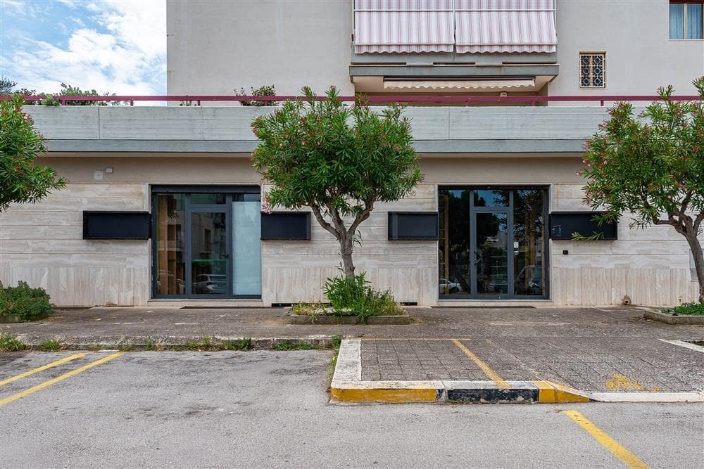 Monopoli – Local commercial avec 2 vitrines à vendre, idéal pour restauration — Monopoli (Bari)
