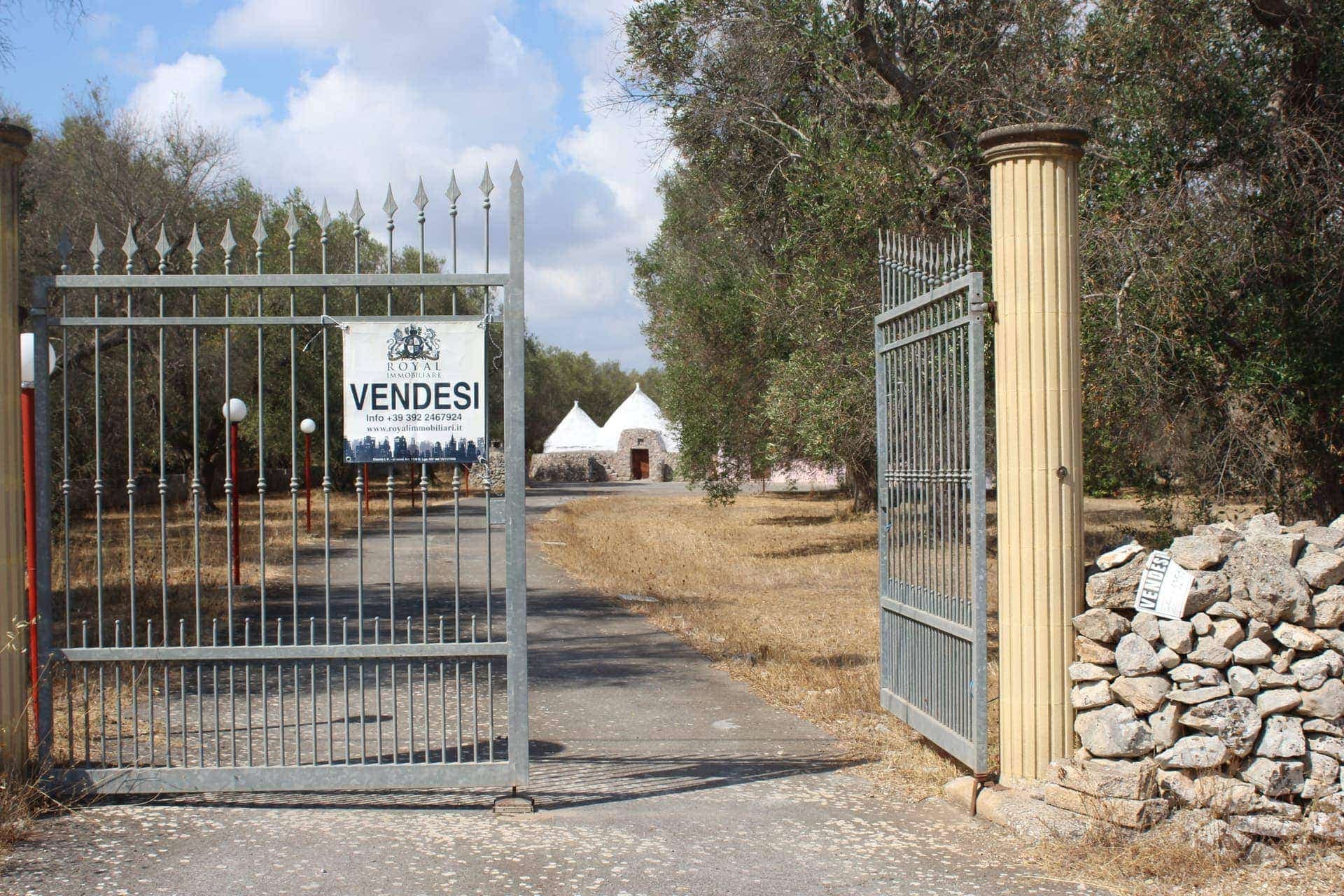 FRANCAVILLA Fontana: VILLA CON TERRENO DI 9300 MQ