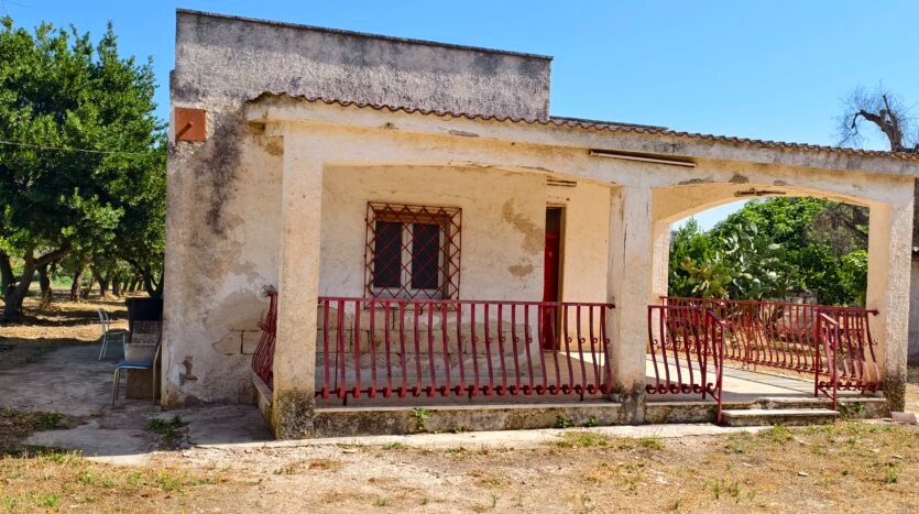 835
